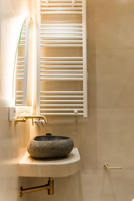 Luxury 4bdrm Penthouse With Jacuzzi Near Acropolis